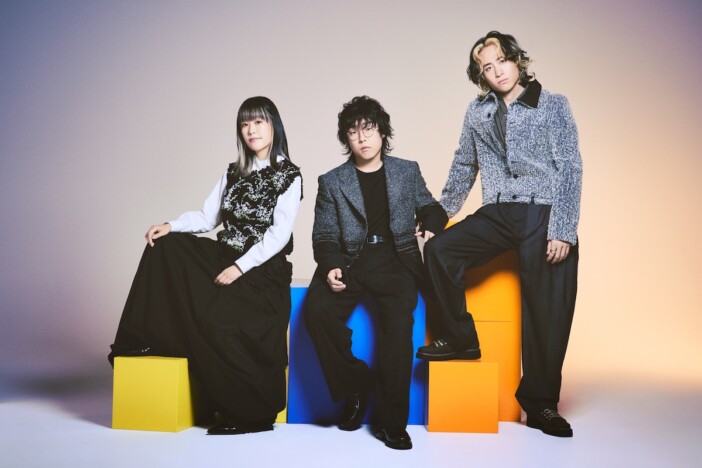 レトロリロン、メジャー1st EP収録曲「AMANO-JAKU?」MV公開 群衆の中で自分の意思を貫く姿を描く