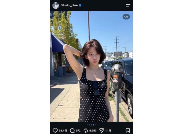 LE SSERAFIM SAKURA、ピンクヘアから黒髪ボブにイメチェン 肩出しワンピ姿のLA散歩ショットに「可愛いすぎ!」