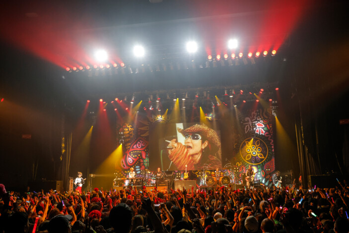 hide with Spread Beaver 最新ツアー開幕 貴重なギターや未公開映像が盛りだくさん! 未来的で刺激的なライブを体験
