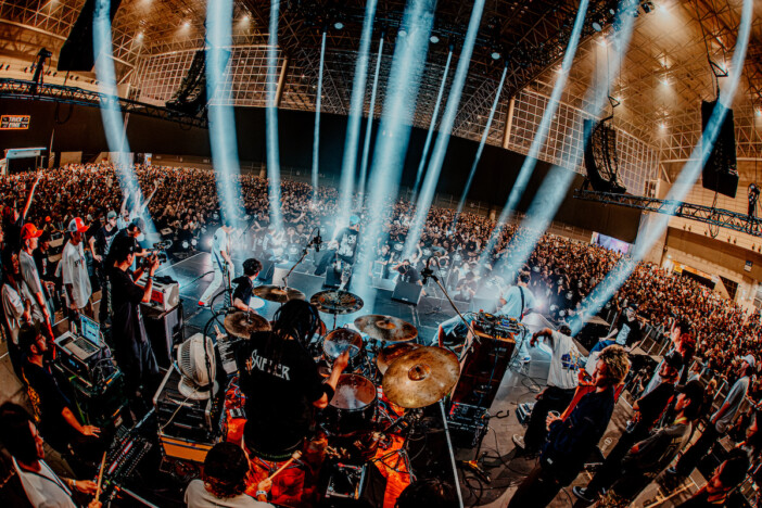 SHADOWS、熱き仲間たちと『超PMAM』で見せつけた矜持 幕張メッセを“巨大なライブハウス”に変えた伝説の狂宴